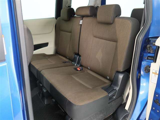 ゆとりある広々とした車内空間は、ドライブを始め買い物やレジャーなど、幅広く活躍します。一人でもみんなとでもお出かけを楽しみましょう！