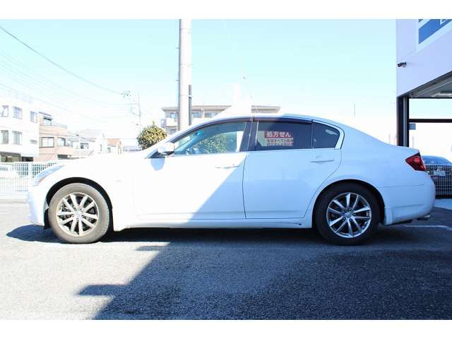 カートルズ中古車はクオリティファースト♪★仕入れたクルマをまずは入庫チェックで不具合などがないか細かくチェックします★車内の清掃を入念に行います。
