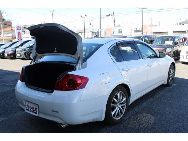 自社ローン店の中古車は市場価格より高いことがよくあります。カートルズは金利なしでも適正価格！金利なしでも車両価格が高くては意味がありません。カートルズは自社ローンでありながら、適正価格を心がけています