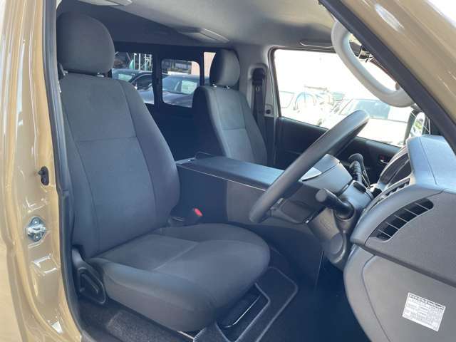◆【運転席】座り心地が良いシートなので長時間の運転でも快適にお過ごしいただけます。新品のフロアマットのご注文も可能です。