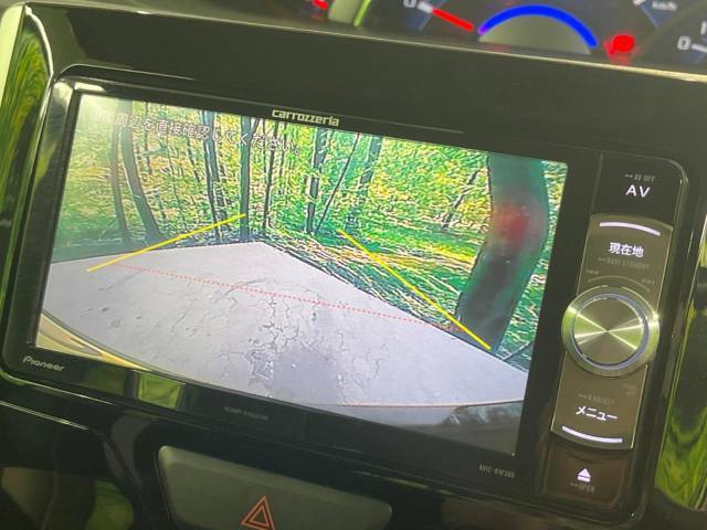 【バックカメラ】駐車時に後方がリアルタイム映像で確認できます。大型商業施設や立体駐車場での駐車時や、夜間のバック時に大活躍！運転スキルに関わらず、今や必須となった装備のひとつです！