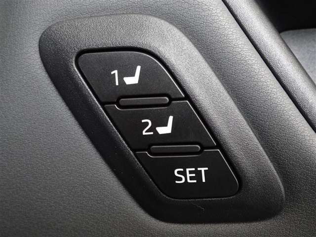 運転席のパワーシートは2名様分までメモリー機能付きです。