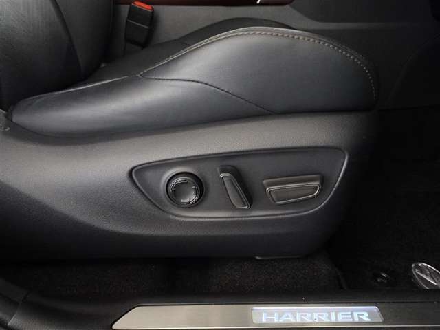 パワーシート搭載。微妙な調整が手軽にでき、ピッタリのポジションで運転することが可能です。