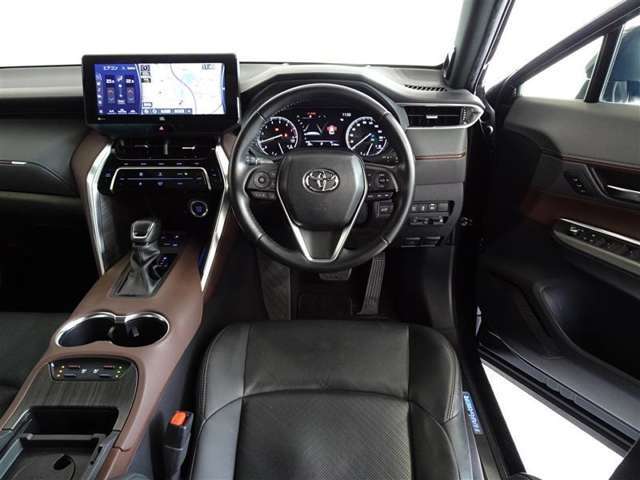 革巻きステアリングで快適な操作性の運転席です。
