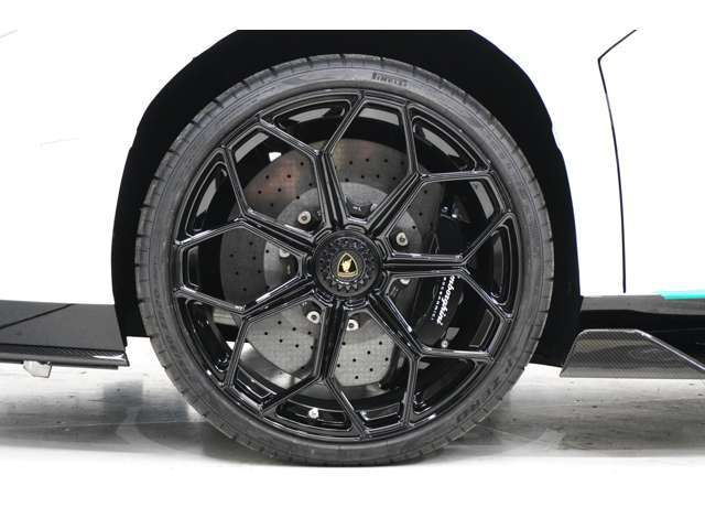 輸入車ならではの卓越した走りを支えるホイールと足回りです！日本車の走りに慣れている方にもぜひ体感して頂きたいほど、高いレベルでまとまっています！