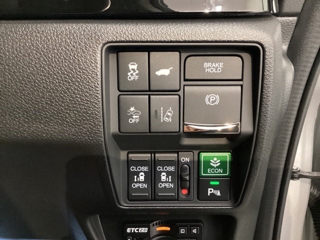 両側電動スライドドアは運転席から操作ができるよう、操作スイッチが付いています。Hondaセンシング用のVSA（ABS＋TCS＋横滑り抑制）解除とレーンキープアシストシステムのスイッチも装備しています。