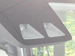 【スマートアシスト】走行中に前方の車両等を認識し、衝突しそうな時は警報とブレーキで衝突回避と被害軽減をアシスト。より安全にドライブをお楽しみいただけます。