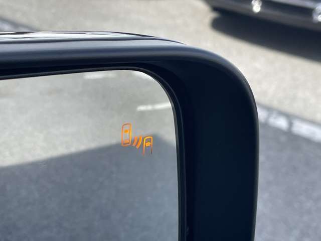 ◆【後側方車両検知警報システム（BSW/LCA）】＆【後退時車両検知警報システム（RCTA）】斜め後方や隣レーン後方の接近車両を検知するとお知らせします！車線変更の際の安全確認役立ちます。