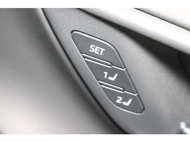 シートメモリー機能。シート位置を記憶させるとワンタッチで、設定したシート位置に可動します。