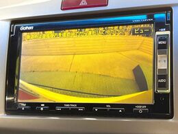 【バックカメラ】駐車時に後方がリアルタイム映像で確認できます。大型商業施設や立体駐車場での駐車時や、夜間のバック時に大活躍！運転スキルに関わらず、今や必須となった装備のひとつです！