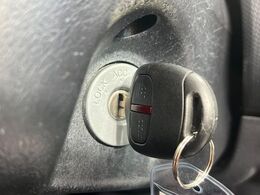 【キーレス】少し離れた場所からでもボタン一つでドアの開錠・施錠ができるのでとっても便利！ドアの鍵穴周りに傷をつけることもありません♪