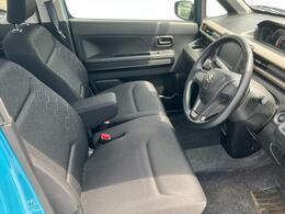 【フロントシート】高めのヒップポイントで見晴らしが良く、運転もしやすいですよ◎運転席アームレストがついているので長距離運転時の疲労軽減になりますよ◎