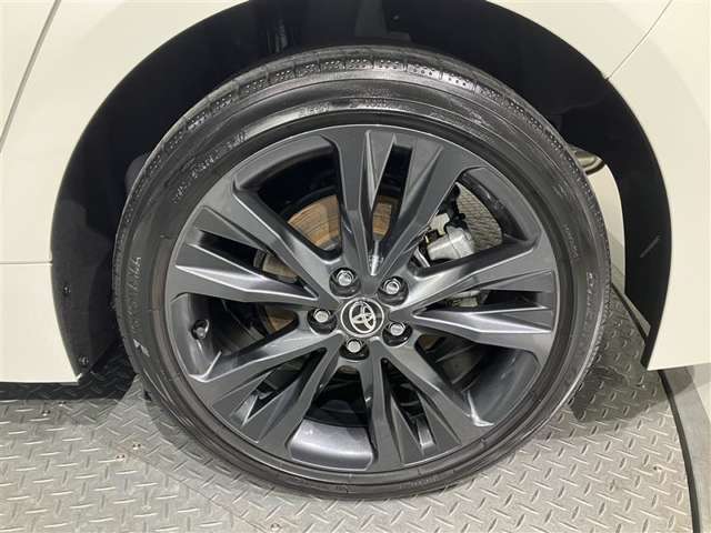 【タイヤ・ホイール】215/45R！7の純正アルミタイヤになります。スタッドレスタイヤもこのサイズをお求め下さい。