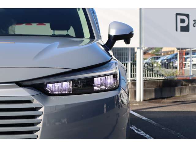 【フルLEDヘッドライト】LEDアクティブコーナリングライト装備！ハンドル操作やウインカー操作に連動して進行方向を照らします！