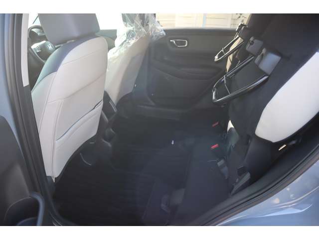 【チップアップシート 】座面を跳ね上げることで、後席足元に高さのある荷物を積むことができます！