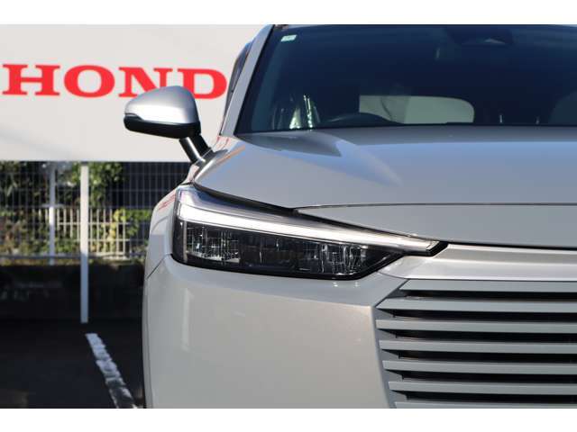 【フルLEDヘッドライト】デイライトは、昼間でも車の存在を周囲に知らせ、安全性を高めることができます！