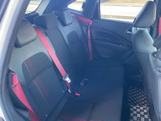 ゆったりしたリヤシート足元空間も広くリラックスしてドライブが楽しめます。
