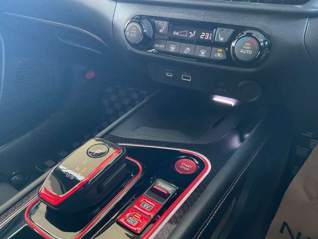 オートエアコン装備、温度調節だけで、室内はいつも快適です。 さらにシートヒーターが付いて身体も心もポカポカです！