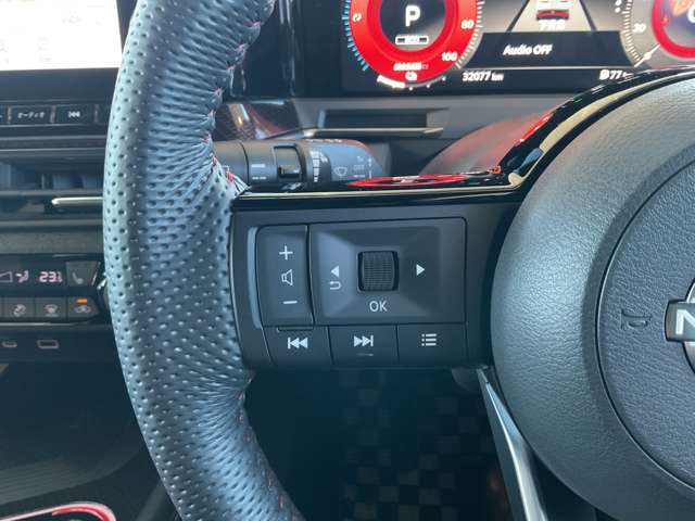 ハンドル左側にオーディオスイッチとメーター内のディスプレイコントロールのスイッチがあります。