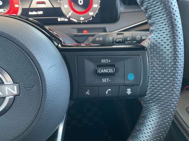ハンドル右側にプロパイロットスイッチがあり、高速道路走行もラクラク！！