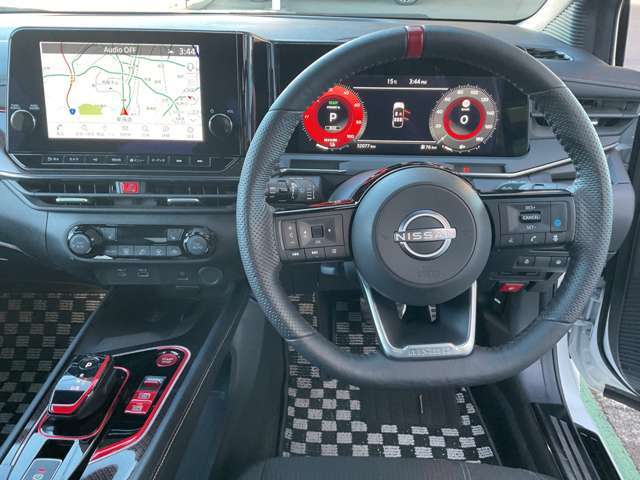 運転席まわりです。実際に座ってみて、乗り心地を体験してみてください,視界も良好です。