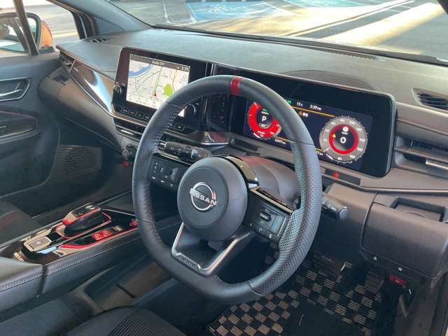 精悍なブラックの内装はスポーティな感じです！