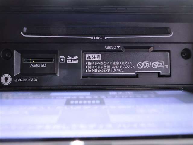 CD・DVD（再生機能）・ブルートゥース等を使用することができます。ロングドライブにスマホの大好きな曲を繋いで音を楽しみましょう？