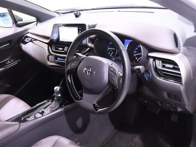 運転席から見たインパネ周りです。シートからはメーターはもちろん、広く周りを見渡せるフロントウィンド＆インパネはリラックスして運転に集中することが出来ます！