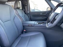 【運転席】座り心地が良いシートなので長時間の運転でも快適にお過ごしいただけます。新品のフロアマットのご注文も可能です。掲載箇所以外にご希望の写真がございましたらお気軽にお問い合わせ下さい。