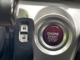 【Hondaスマートキー】カバンやポケットに入れたままでもドアの施錠・解錠が可能なスマートキーを装備。エンジンのオン・オフ時もカギを取り出す必要が無いからとっても便利です♪
