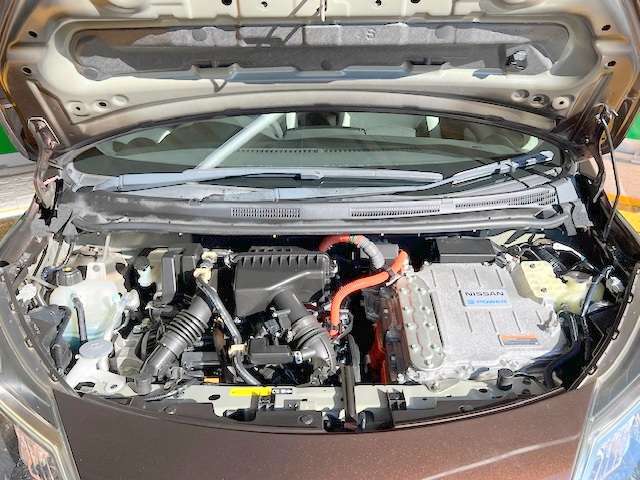 エンジンルームの状態もキレイで機関も良好です！当社では仕入時に90ヵ所以上の点検項目の確認や試乗も実施してます！問題のない車両を店頭にて販売しております！