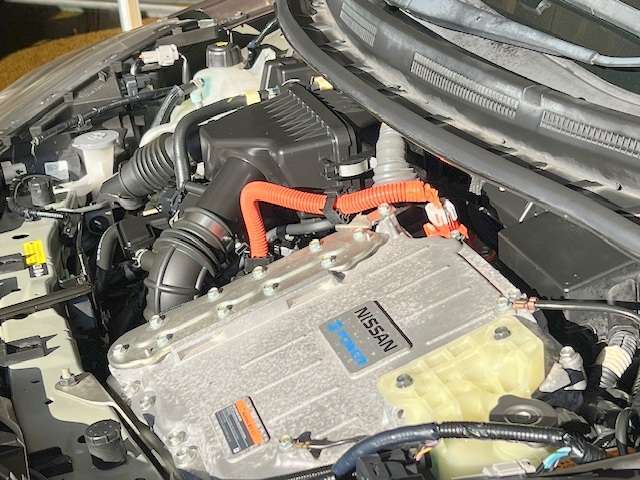 エンジンルームの状態もキレイで機関も良好です！当社では仕入時に90ヵ所以上の点検項目の確認や試乗も実施してます！問題のない車両を店頭にて販売しております！