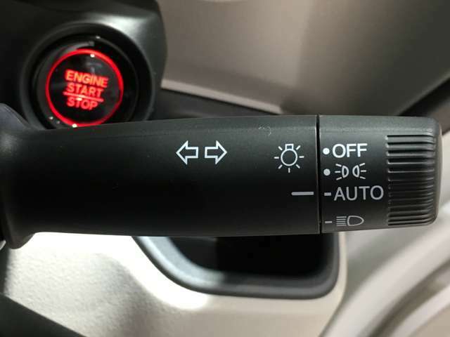 【オートライト】車外の暗さを察知して、自動的にヘッドライトを点灯してくれます♪トンネルを走行する際にも、自動的に点灯してくれて便利な装備の1つです♪