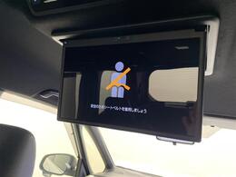 【純正後席ディスプレイ（フリップダウンモニター）】後部座席からも、DVDや映画、ライブ映像、YouTube動画など様々な動画が楽しめ、ドライブが退屈しません！
