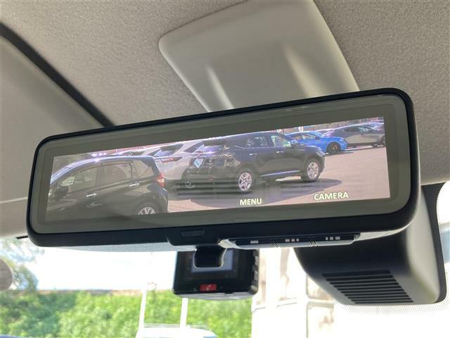 【デジタルインナーミラー】車両後方カメラの映像をミラーに映すことが出来ます。 そのため、後席に人や荷物があって後方が見えづらい場合でもしっかり視界を確保することが出来ます。