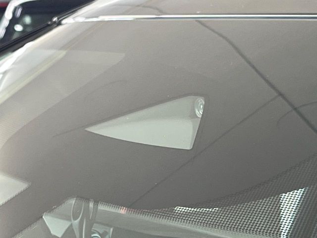 【インテリジェントエマージェンシーブレーキ】フロントカメラで前方の車両や歩行者を検知。衝突しそうな時は衝突被害軽減ブレーキが作動、衝突回避をサポート。より安全にドライブをお楽しみいただけます。