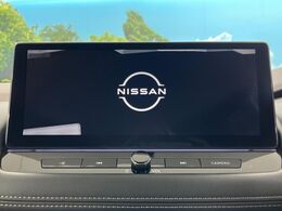 【メーカー純正ナビ】インテリアに溶け込むスタイリッシュな「専用設計」メーカーナビを装備♪視認性や操作性など基本性能にも優れ、より上質なカーライフをお楽しみいただけます。