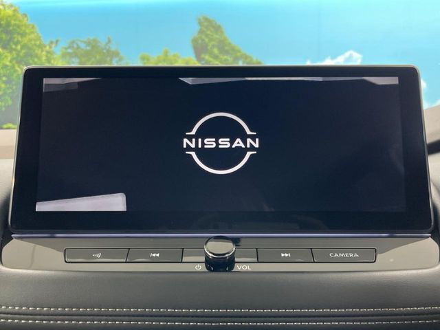 【メーカー純正ナビ】インテリアに溶け込むスタイリッシュな「専用設計」メーカーナビを装備♪視認性や操作性など基本性能にも優れ、より上質なカーライフをお楽しみいただけます。