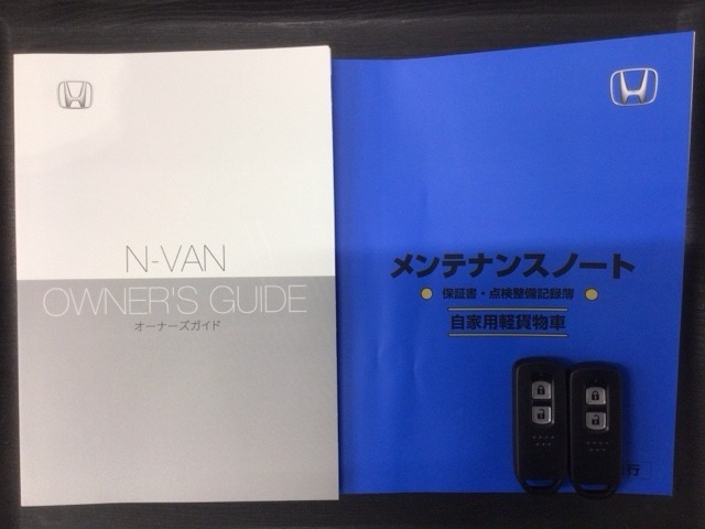 スマートキーは鍵をバッグに入れたままでもドアロックの開閉やエンジンのON・OFFができます。夜間や雨の日も鍵を探さなくて良いので便利です。