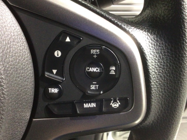 クルーズコントロールを装備しています。高速道路などで一定の速度で走ってくれるので運転が楽ですよ！速度を設定できますので、スピードの出しすぎにも注意できます。