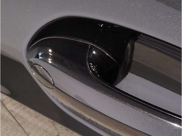 【デザインとの融合】BMWデザイナーが創り出したボディデザインを損なう事のない様に配置とデザインに拘っています。ドアノブについてもBMWの拘りに妥協はありません。