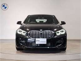 【キドニーグリル】BMWは約90年もの間、ほぼ全ての車両にひと目でBMWだと分かるこの特徴的なフロントグリルが備えられ、デザイン・アイコンとして親しまれてきました。