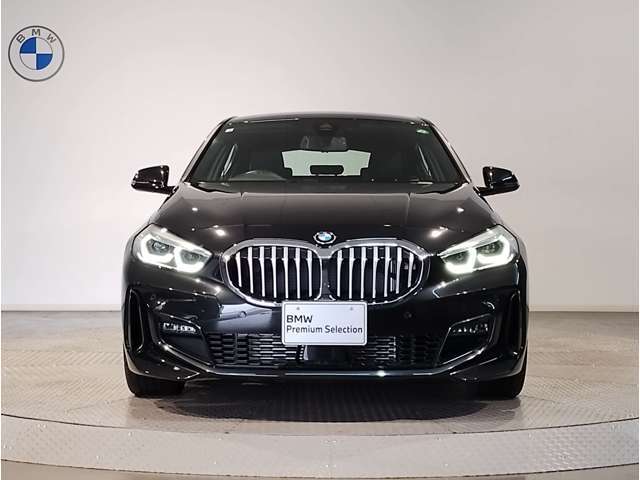 【キドニーグリル】BMWは約90年もの間、ほぼ全ての車両にひと目でBMWだと分かるこの特徴的なフロントグリルが備えられ、デザイン・アイコンとして親しまれてきました。