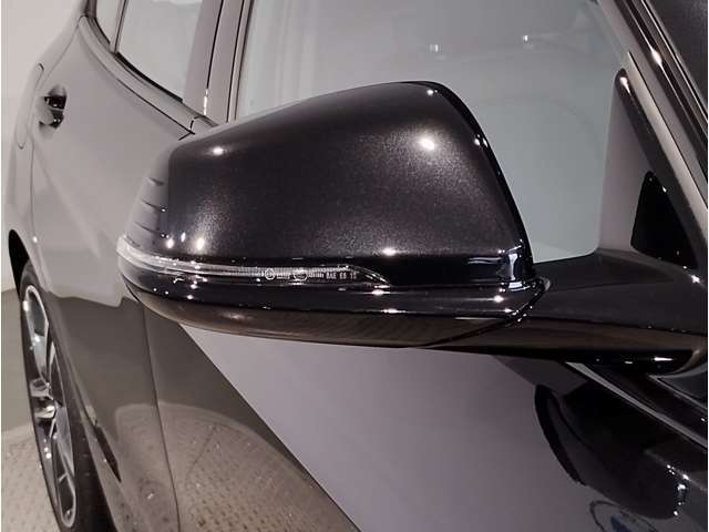 【BMWミラー】視認性の高いスタイリッシュなミラー。自動防眩機能も付いており夜間のドライビングをサポートします。