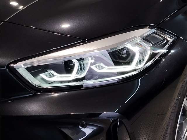 【LEDヘッドライト】先進のLEDテクノロジーを採用。放射される白色光の周波特性は太陽光に近く、バイキセノン・ヘッドライトを上回るコントラストで更に明るく輝きます！