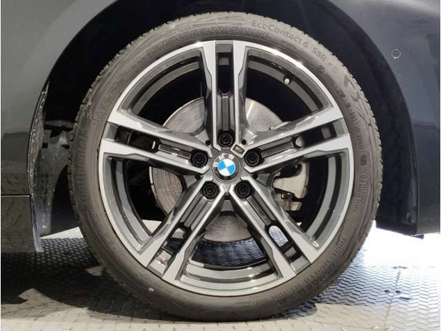【BMWアロイホイル】軽量かつ強度に拘ったアロイホイル。走行性能ポテンシャルを引き出す設計。車の足元を引き締めてくれる大きなポイントはアロイホイルです。