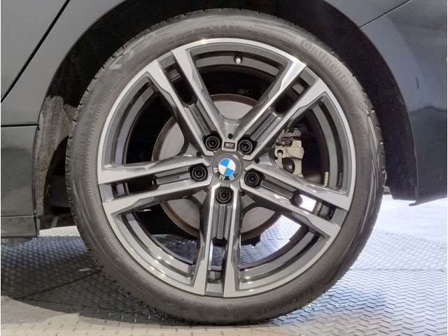 【BMWアロイホイル】軽量かつ強度に拘ったアロイホイル。走行性能ポテンシャルを引き出す設計。車の足元を引き締めてくれる大きなポイントはアロイホイルです。