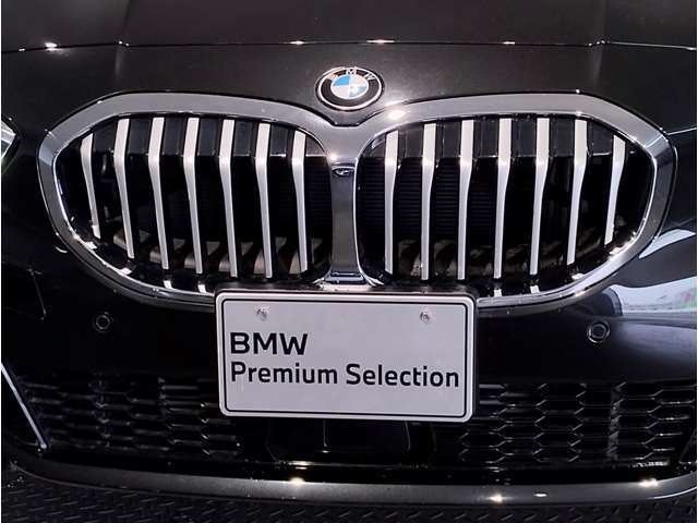 【キドニーグリル】BMWは約90年もの間、ほぼ全ての車両にひと目でBMWだと分かるこの特徴的なフロントグリルが備えられ、デザイン・アイコンとして親しまれてきました。