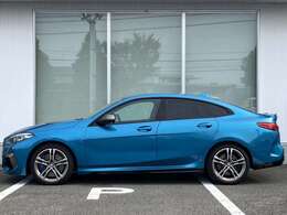 BMW Premium Selection 2年間走行距離無制限保証、安心もBMWクオリティ。BMWメカニックによる360度チェックの納車前点検。交換基準に達した部品があれば、BMW純正部品だけを使用し整備した後にお引渡しします。