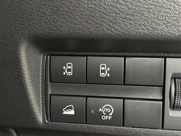 【両側ハンズフリーオートスライドドア】スライドドアの開閉が自動で行えます。スマートキーを持っていれば、車体下のフットセンサーに足をかざすことでスライドドアが開くハンズフリー機能も搭載。